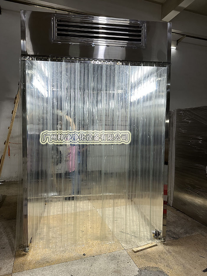 潔凈采樣車工作原理是從室內(nèi)空氣經(jīng)過初效過濾器、高效過濾器出風(fēng)的形式達(dá)到高潔凈度的工作環(huán)境，是一種垂直流局部空氣凈化裝置。