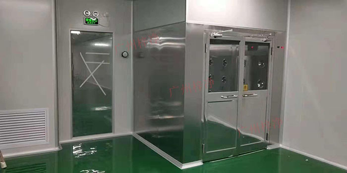 風(fēng)淋室原理是通過強(qiáng)效空氣射流對人員或物品進(jìn)行表面吹淋，以去除附著在表面上的塵埃和微生物。