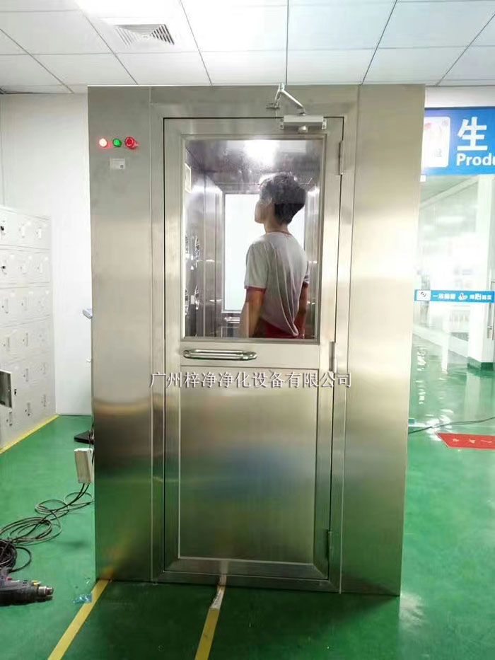 操作前應(yīng)檢查風(fēng)淋室各部件是否完好，包括門體、噴嘴、風(fēng)機(jī)、照明等。