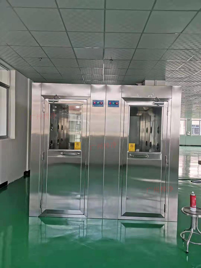 風(fēng)淋室主要功能是確保工作人員在進入潔凈區(qū)前，通過吹淋去除身上的塵埃和微粒。