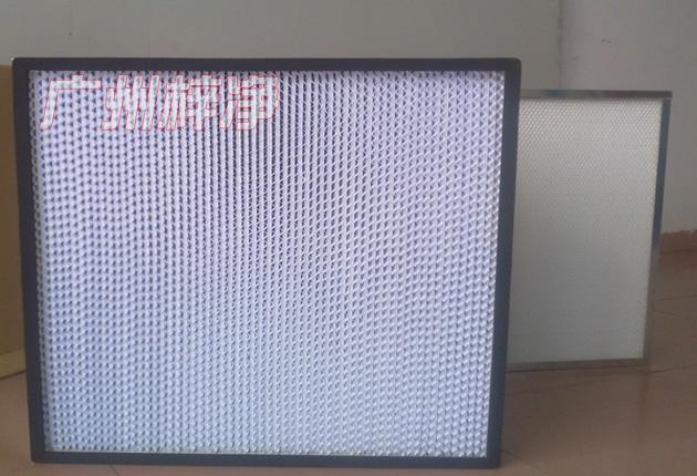 HS有隔板高效過濾器可廣泛用于光學(xué)電子、LCD液晶制造，生物醫(yī)藥、精密儀器、飲料食品，PCB印刷等行業(yè)無塵凈化車間的空調(diào)末端送風處。